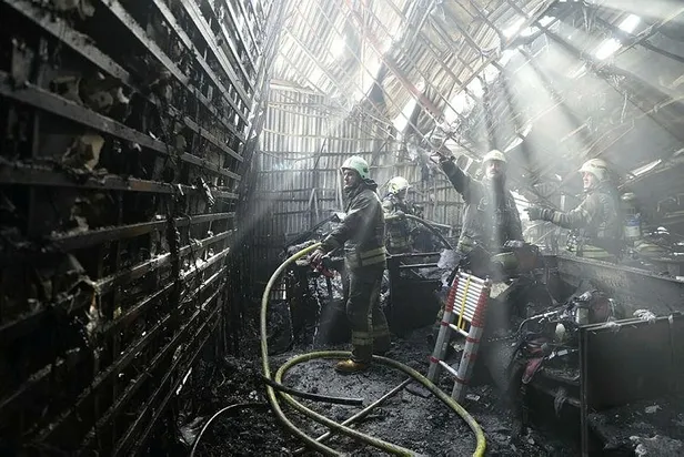 Beşiktaş Levent’te AVM yangını! İşletme sahibinden bomba iddia: "Dükkanımı alışveriş merkezi yaktı"-5