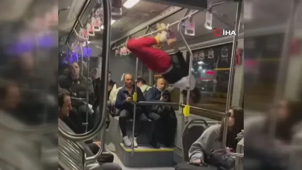 Son dakika: Yolcuları şoke eden görüntüler! Metrobüste direk dansı! O anlar kameralara böyle yansıdı-2