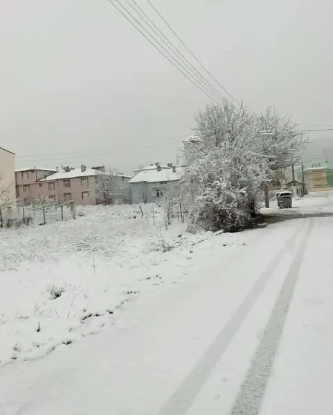 beklenen-kar-yagisi-basladi-vatandaslar-beyaz-ortuyle-uyandi-yollar-ulasima-kapandi-a-haber-muhabirleri-sahada-1702816560077.jpeg Beklenen kar yağışı başladı | Cadde ve sokaklar beyaza büründü yollar ulaşıma kapandı! A Haber muhabirleri sahada: İşte yurttan görüntüler-20