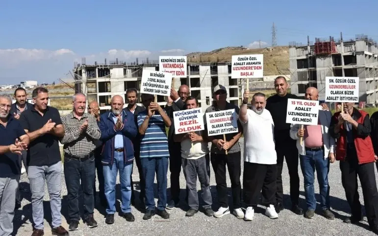 chpli-magdurdan-ozgur-ozele-salvo-tacizcileri-yolsuz-il-baskanlarini-ihrac-edemedin-1780540591092.jpeg İzmir'deki kooperatif vurgunu mağdurlarından CHP'li Özel'e sert tepki: "Yolsuzluklar diz boyu! Hala "operasyonlar siyasi" diyorsun"-5
