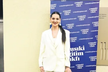 Arabada şarkı söylüyor!