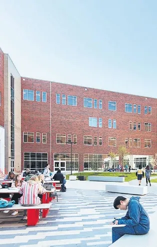 İstanbul'daki köklü vakıf lisesinde öğretmen olan Patrick Hoffman'ın cinsel içerikli filmlerde oynadığı ortaya çıktı