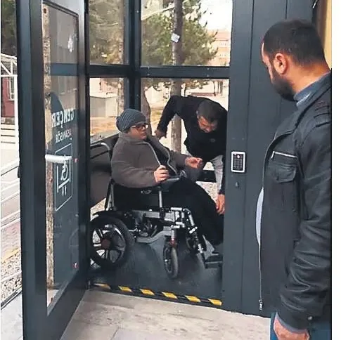 Engelli asansörü yapıldı