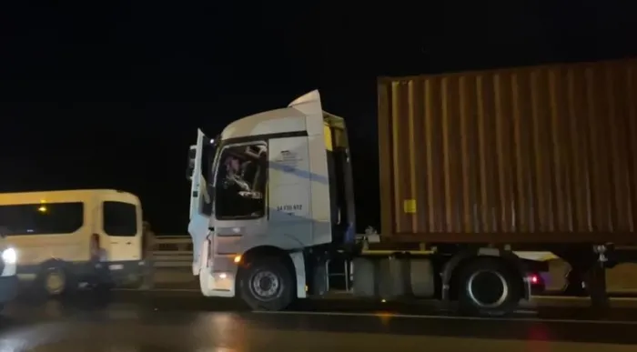 canli-yayinda-gosterdi-kuzey-marmara-otoyolunda-bir-kisi-tir-soforunu-rehin-aldi-ikna-cabalari-suruyor-1703345966044.jpeg 'Cinayetleri biliyorum' dedi Kuzey Marmara Otoyolu'nda TIR şoförünü rehin aldı! İçişleri Bakanı Ali Yerlikaya ile görüşen şahıs teslim oldu-4