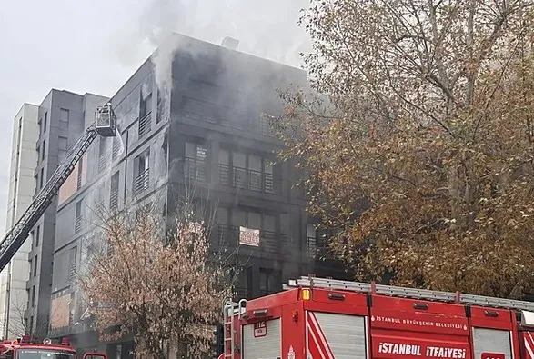 Kadıköy’de 5 katlı binada yangın