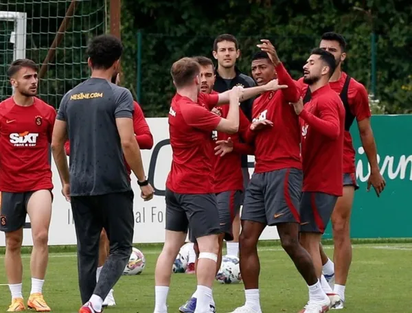 galatasaray-antrenmaninda-kavga-kerem-akturkoglu-ve-van-aanholt-birbirine-girdi-1657634899665.jpg Galatasaray antrenmanında kavga: Kerem Aktürkoğlu ve Van Aanholt birbirine girdi-2