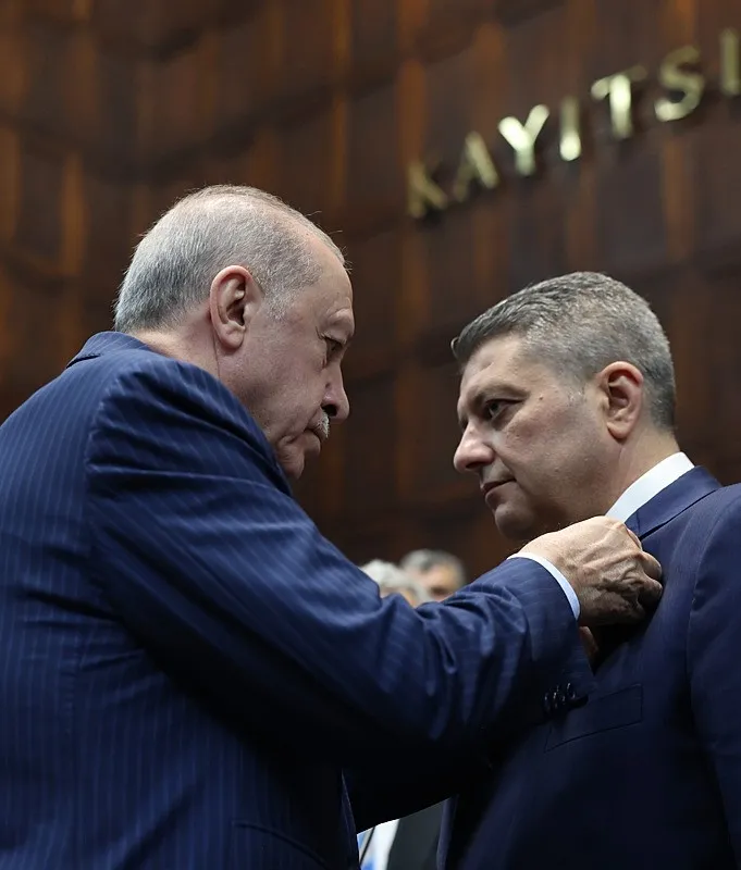 rozet-baskan-erdogandan-iyi-partiden-istifa-eden-istanbul-milletvekili-ersin-beyaz-ak-partiye-katildi-1781089361807.jpeg Rozet Başkan Erdoğan'dan: İYİ Parti'den istifa eden İstanbul Milletvekili Ersin Beyaz AK Parti'ye katıldı-1