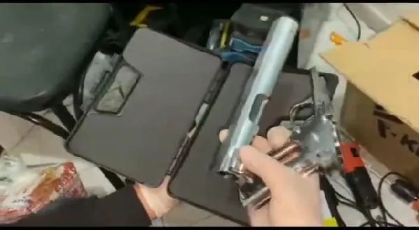 istanbulda-suc-orgutlerine-silah-imalati-yapilan-atolyeye-operasyon-anahtarlik-gorunumlu-tabancalar-ele-geciri-1672293463994.jpeg İstanbul'da suç örgütlerine silah imalatı yapılan atölyeye operasyon! Anahtarlık görünümlü tabancalar ele geçirildi-2