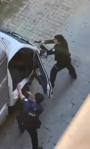 bahcelievlerde-hareketli-anlar-pompali-tufegi-polise-dogrultan-saldirgan-omzundan-vuruldu-1632426917601.jpeg Bahçelievler'de hareketli anlar! Pompalı tüfeği polise doğrultan saldırgan omzundan vuruldu-4