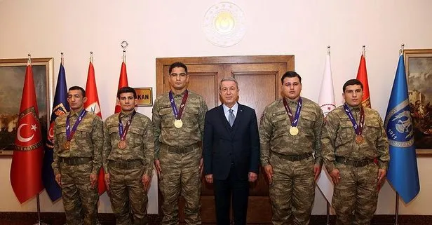 Milli Savunma Bakanı Hulusi Akar, madalya kazanan güreşçileri kabul etti