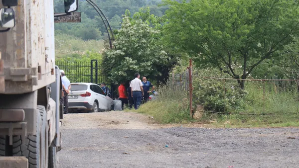 son-dakika-iyi-partili-lutfu-turkkanin-kocaeli-dilovasindaki-kacak-ciftligi-yikim-oncesi-tahliye-ediliyor-1624271753591.jpg SON DAKİKA: İYİ Partili Lütfü Türkkan'ın Kocaeli Dilovası'ndaki kaçak çiftliği yıkım öncesi tahliye ediliyor-9