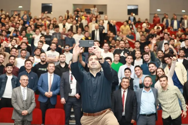 Baykar Teknoloji Lideri Selçuk Bayraktar öğrencilerle iftarda buluştu