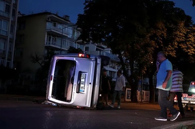 Kontrolden çıktı takla attı! Araçtaki hamurlar yola saçıldı