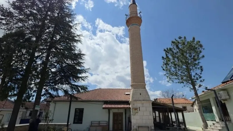 cami-duvarindan-200-yillik-sir-300-parca-bir-araya-gelince-mekke-plani-ortaya-cikabilir-1777546468958.jpg Cami duvarından 200 yıllık sır: 300 parça bir araya gelince Mekke planı ortaya çıkabilir-2
