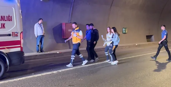 istanbul-uskudarda-ticari-taksiye-carpan-otomobil-takla-atarak-ters-dondu-1653201373078.jpg İstanbul Üsküdar'da ticari taksiye çarpan otomobil takla atarak ters döndü-7