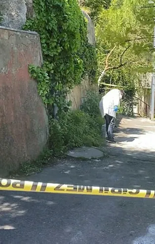 İstanbul'da ağabey dehşeti! Kardeşini bıçakla delik deşik etti! Polis kanlı bıçakla yakaladı