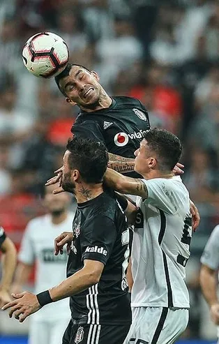 Medel ayakta alkışlandı