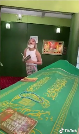 tiktokta-skandallar-bitmiyor-cigdem-hazar-seker-ramazan-ayinda-dini-degerlerle-dalga-gecip-video-cekti-1618825006930.jpg TikTok'ta skandal! Ramazan ayında dini değerlerle dalga geçip video çeken Çiğdem Hazar Şeker gözaltına alındı-8