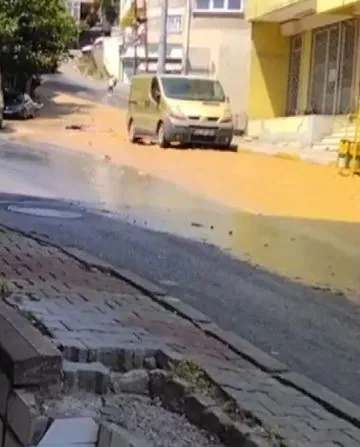maltepede-iski-borusu-patladi-cadde-gole-dondu-1688391277349.jpg
