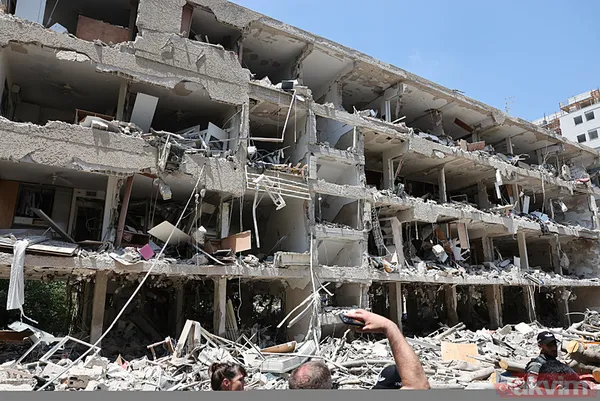 Siyonistler tası tarağı toplayıp kaçıyor! A Haber İsrail Tel Aviv'deki yıkımı görüntüledi... Binalar enkaza, araçlar hurda yığınına döndü - 9