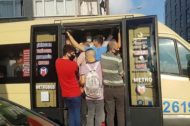İstanbul Küçükçekmece'de maskeli izdiham: Minibüste tıka basa yolculuk pes dedirtti