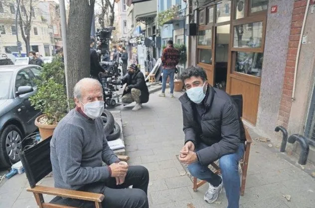 Ünlü teknik direktör Mustafa Denizli'den Akıncı setine sürpriz ziyaret!