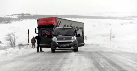 Baharda yağan kar ve tipi vatandaşları yolda bıraktı