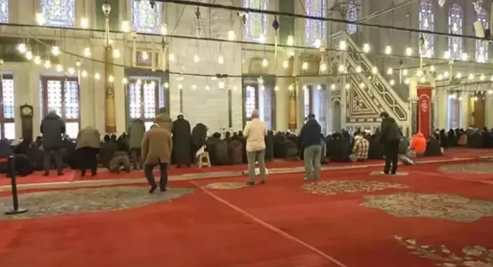 son-dakika-fatih-camii-imami-galip-usta-bicakli-saldiriya-ugradi-ifadesi-ortaya-cikti-saldirganin-ilk-vukuati-1704814913445.jpeg