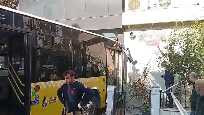 Üsküdar'da İETT otobüsü börekçiye girdi: 3 kişi yaralandı!-3
