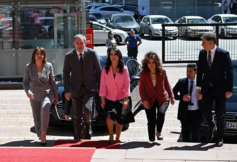 DEM Parti Eş Genel Başkanları Tülay Hatimoğulları Oruç ve Tuncer Bakırhan'ın da aralarında bulunduğu heyet, CHP Genel Başkanı Özgür Özel'i ziyaret etti. (AA)
