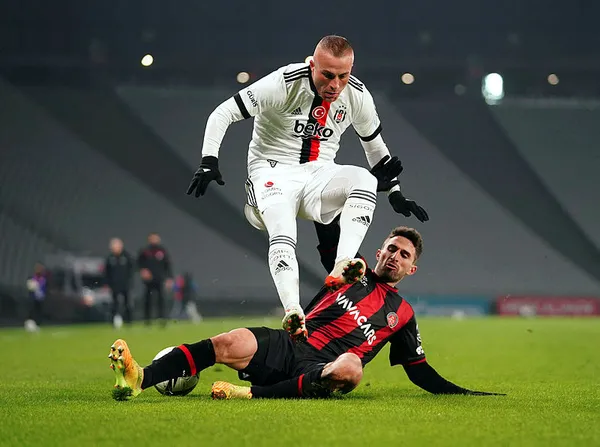 besiktasta-yollarin-ilk-ayrilacagi-isimler-belli-oldu-oguzhan-ozyakup-ve-gokhan-tore-yolcu-1651049033624.jpg Beşiktaş'ta yolların ilk ayrılacağı isimler belli oldu! Oğuzhan Özyakup ve Gökhan Töre yolcu-4