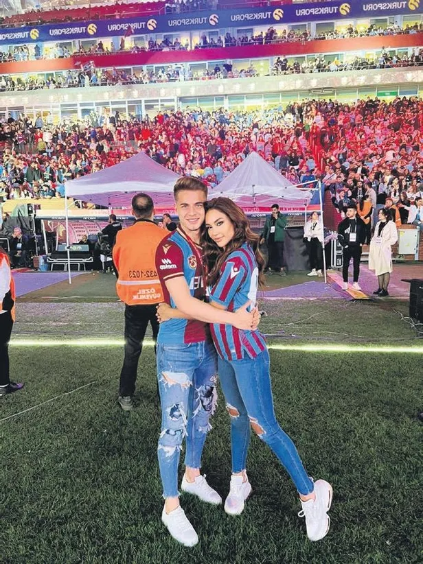 dilan-cicek-deniz-ve-sevgilisi-thor-saevarsson-sosyal-medyayi-salladi-yabanci-damadin-yorumu-herkesi-hayran-bi-1652643924128.jpeg Dilan Çiçek Deniz ve sevgilisi Thor Saevarsson sosyal medyayı salladı! Yabancı damadın yorumu herkesi hayran bıraktı-9