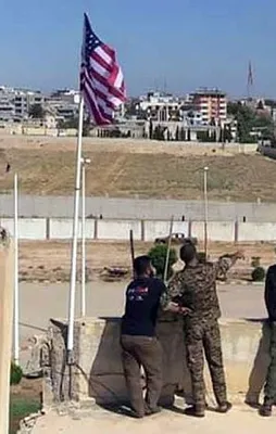 Telabyad'a ABD bayraklarının asılışı fotoğraflanmış