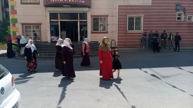 HDP'liler'den oğlu için eylem yapan anneye çirkin saldırı! Hacire Akar: Cenazem buradan çıksa ben kalkmam-6