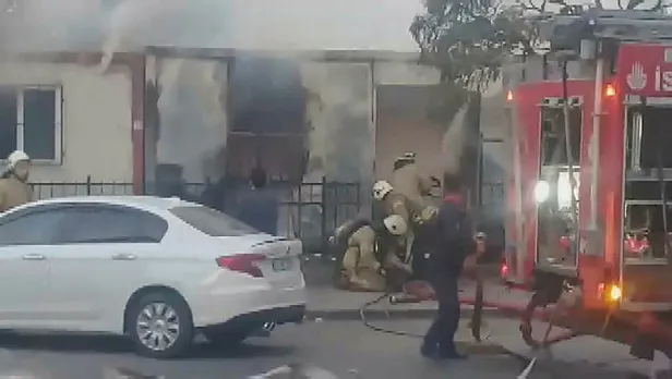 Bağcılar'da 2 konteyner alev alev yandı-2