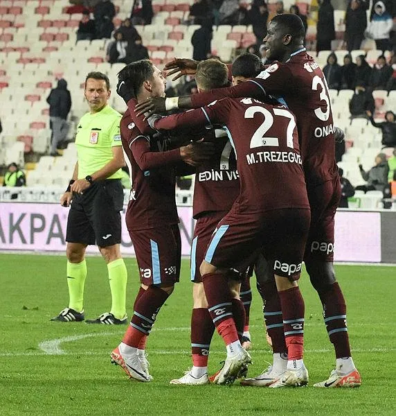 sivasspor-3-3-trabzonspor-mac-sonucu-1701112214602.jpeg Sivasspor 3-3 Trabzonspor | MAÇ SONUCU-3