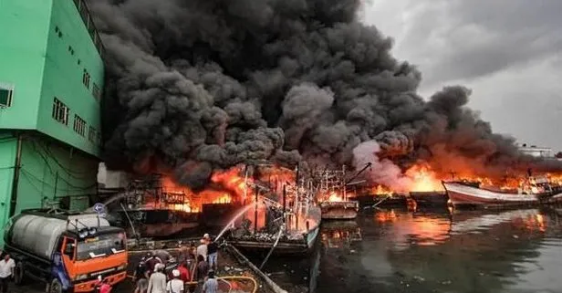 Endonezya’da feci olay! 18 balıkçı teknesi yandı