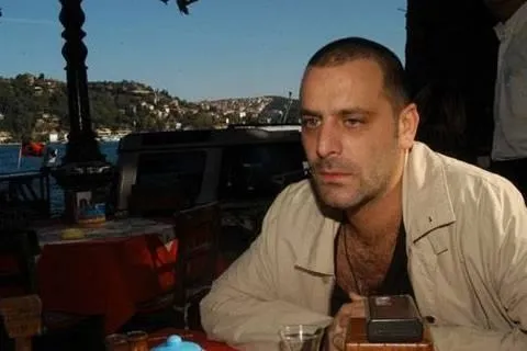 camdaki-kiz-sedat-bakin-gercekte-ne-is-yapiyormus-feyyaz-serifoglu2nun-meslegi-sevenlerini-soke-etti-1667847621067.jpg Feyyaz Şerifoğlu'nun mesleği sevenlerini şoke etti... Camdaki Kız Sedat bakın gerçekte ne iş yapıyormuş!-15