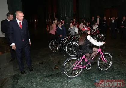 Külliye’de renkli anlar! Başkan Erdoğan çocukları kabul etti