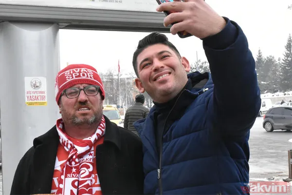 'Sabaha Kadar Buradayız' Sözüyle İlgili Çeşitli Yapımcılardan Teklif Aldığını Ve Klip Çekimlerine Katıldığını Belirten Yaşin, "Bu Söz Bana Ait. Patent...