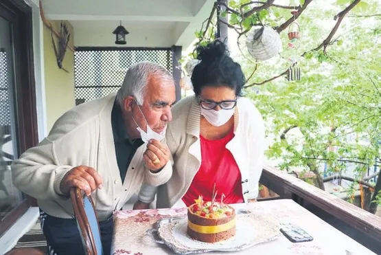 vefali-dost-1588553455506.jpeg Vefa Destek Grubu'ndan vatandaşlara evlilik yıldönümü ve doğum günü sürprizi-1