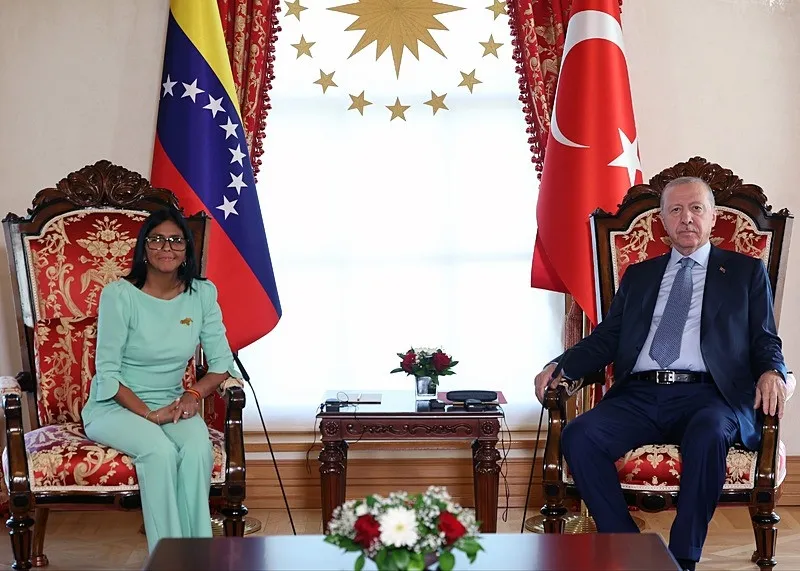 davet-baskan-erdogandan-venezuela-cumhurbaskani-vekili-delcy-rodriguez-turkiyede-ankara-karakas-hattinda-yeni-1780932579794.jpeg Ankara - Karakas hattında yeni dönem! Başkan Erdoğan Delcy Rodriguez'i kabul etti | Enerjiden madene stratejik ortaklık-3