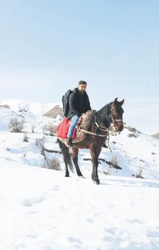 Öğretmen Musa Tavşan kar kış demeden her sabah atıyla 10 kilometre yol giderek öğrencilerine ders veriyor