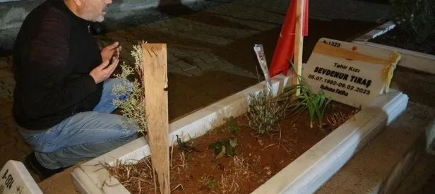 Deprem şehitleri mezarları başlarında anılıyor!