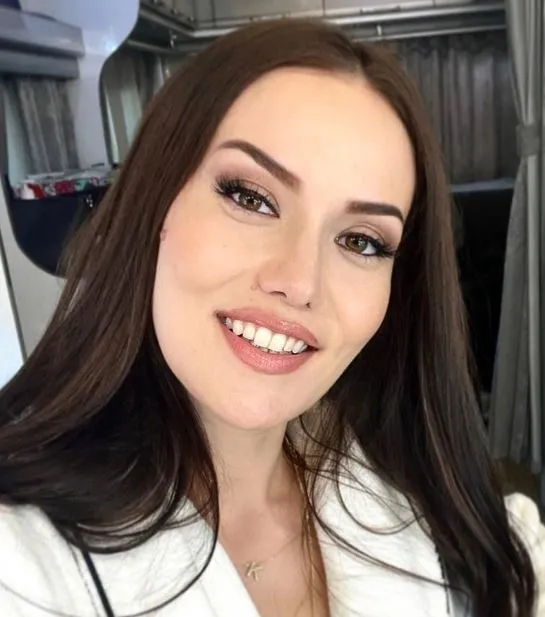 fahriye-evcen-12-kiloyu-catir-cutur-verdi-37lik-oyuncu-dogum-kilolarini-2-besinle-eritti-1703350373530.jpg 37'lik güzel doğum kilolarını bu 2 besinle eritti: Fahriye Evcen tam 12 kiloyu çatır çutur böyle verdi-3