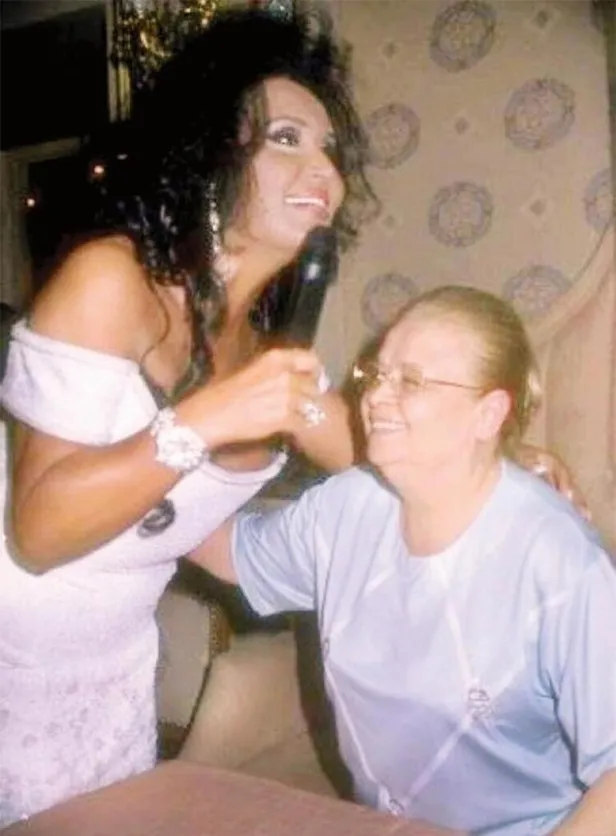 Bir süre önce annesini kaybeden Diva'nın babası Fikret Erkoç yaşamını yitirdi! Bülent Ersoy'u yıkan ölüm!-9