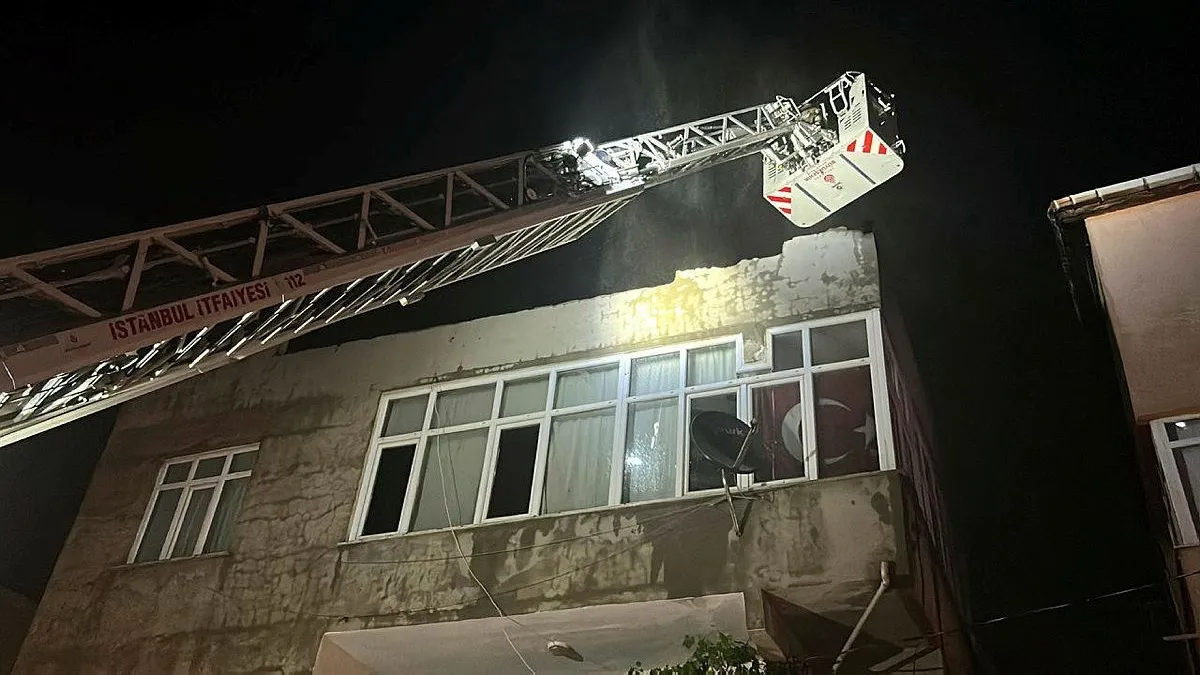 Evini ateşe veren kişiyi mahallenin elinden polis ekipleri kurtardı