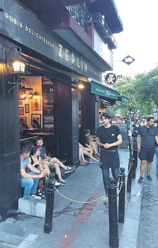 CHP'li Kadıköy Belediyesi'nden skandal! 'Görme engelli yolu'nu kapatan işletmeye arka çıktılar