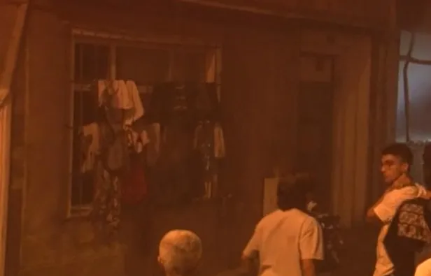 Bayrampaşa’da gece yarısı yangın paniği! Apartmanın giriş katında çıkan yangın korkuttu-1