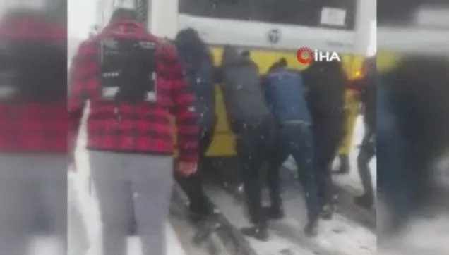 İstanbul Küçükçekmece'de İETT otobüsü yolda kaldı vatandaşlar itti!